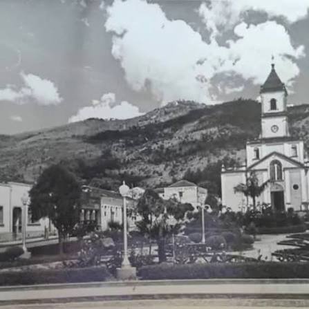 Fotografia histórica — Largo da Matriz e a Freguesia de Santa Rita da Extrema